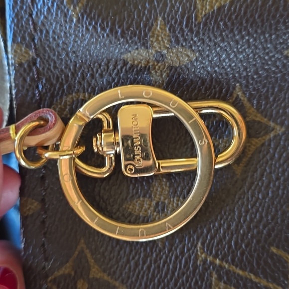 Louis Vuitton Monogram Artsy MM Purse - Picture 4 of 9